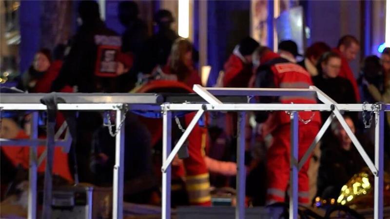Magdeburg: Tote und Verletzte auf Weihnachtsmarkt – Arzt festgenommen Rettungskräfte kümmerten sich um die vielen Verletzten.