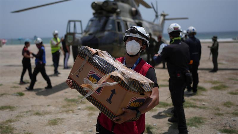 Rettungskräfte laden humanitäre Hilfsgüter für Erdbebenopfer in La Guaira in Venezuela ab.