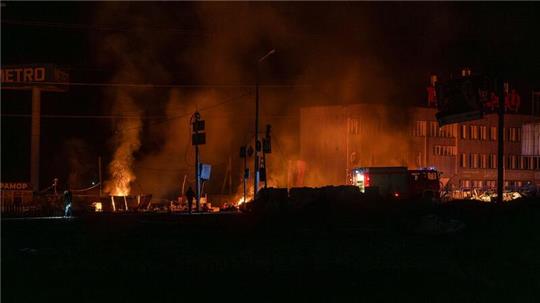 Rettungskräfte löschen das Feuer in Charkiw.