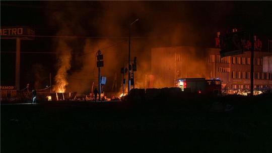 Rettungskräfte löschen ein Feuer in Charkiw nach einem russischen Drohnenangriff.