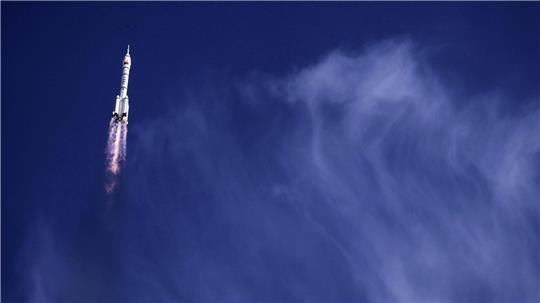 Rettungskräfte löschen ein Feuer in einem Wohnhaus, das durch einen russischen Angriff in Ternopil beschädigt wurde.