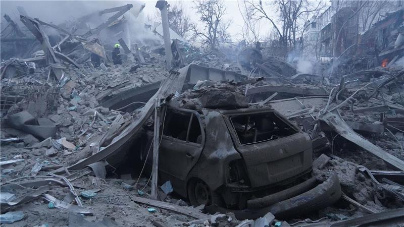 Rettungskräfte löschen einen Brand nach einem russischen Raketenangriff in Charkiw.