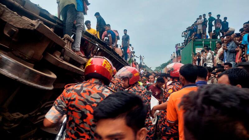 Rettungskräfte nach dem Zusammenstoß eines Güterzuges mit einem Personenzug in Bangladesch.