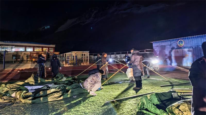 Rettungskräfte richteten provisorische Unterkünfte ein. 