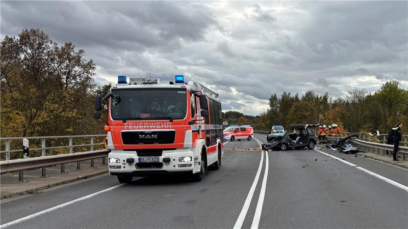 Auto stürzt nach Unfall in Mittellandkanal - drei Tote Rettungskräfte sind am Unfallort im Einsatz.