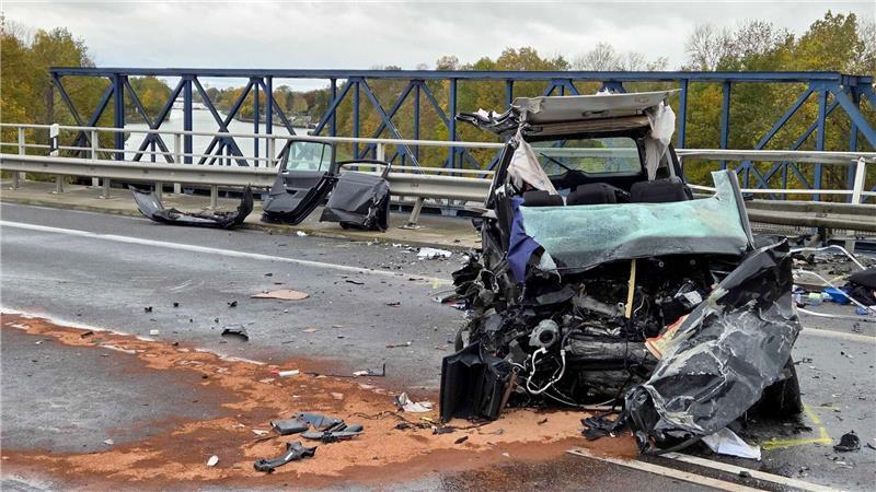 Auto stürzt nach Unfall in Mittellandkanal - drei Tote Rettungskräfte sind am Unfallort im Einsatz.