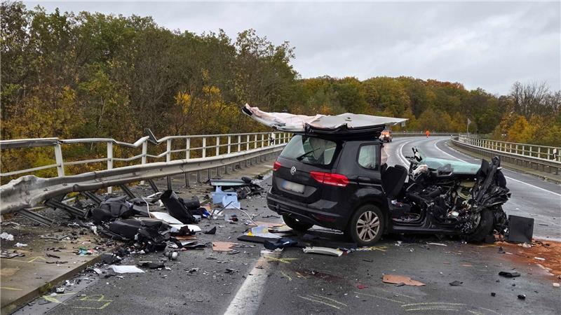 Auto stürzt nach Unfall in Mittellandkanal - drei Tote Rettungskräfte sind am Unfallort im Einsatz.