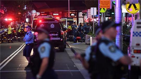 Rettungskräfte sind an der Bondi Junction zu sehen, nachdem mehrere Menschen in dem Einkaufszentrum in Sydney niedergestochen wurden.