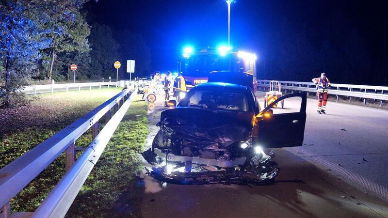 40-Jähriger stirbt bei Unfall auf Autobahn 1 Rettungskräfte sind an der Unfallstelle im Einsatz.