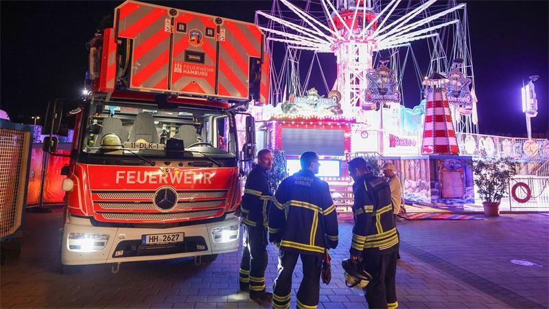 Rettungskräfte sind an einem Fahrgeschäft auf dem Hamburger Dom im Einsatz, nachdem hier mehrere Fahrgäste für einige Stunden in einem Kettenkarussell festgesessen waren.
