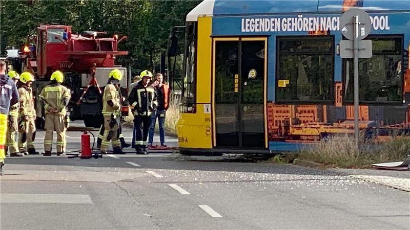 Tram und Reisebus stoßen in Mitte zusammen - Fahrer verletzt Rettungskräfte sind im Einsatz bei einem Verkehrsunfall mit einer Straßenbahn und einem Reisebus.