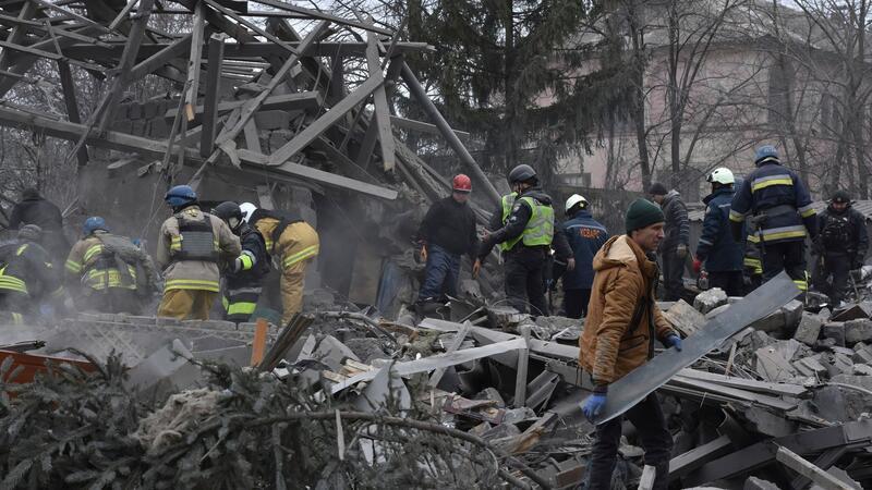 Rettungskräfte sind in Saporischschja nach den massiven russischen Angriffen im Einsatz.