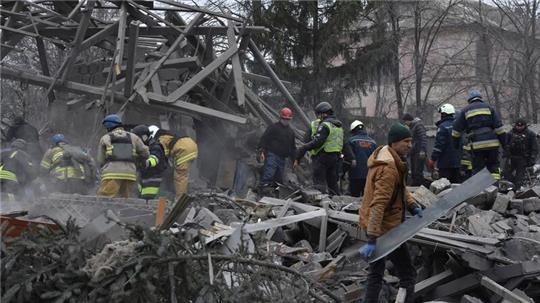 Rettungskräfte sind in Saporischschja nach den massiven russischen Angriffen im Einsatz.