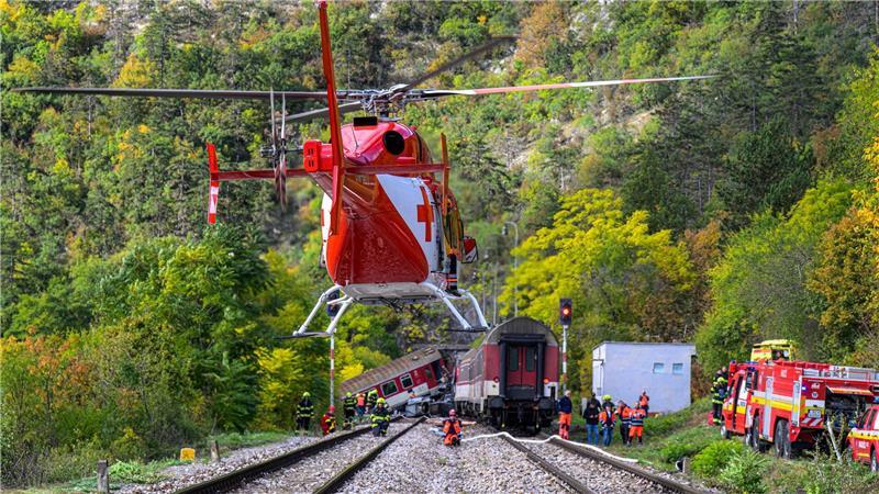 Viele Verletzte bei Zugkollision in der Slowakei Rettungskräfte sind nach der Kollision zweier Schnellzüge in der Gemeinde Jablonov nad Turnou im Bezirk Roznava im Einsatz.