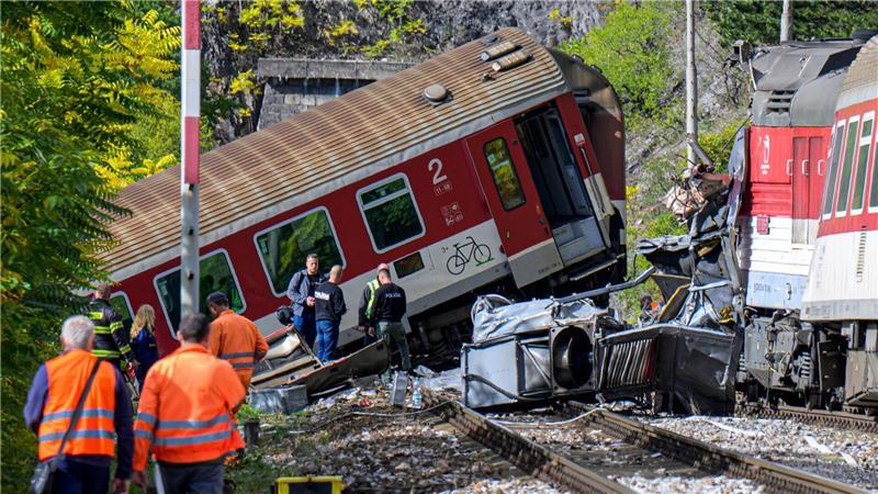 Viele Verletzte bei Zugkollision in der Slowakei Rettungskräfte sind nach der Kollision zweier Schnellzüge in der Gemeinde Jablonov nad Turnou im Bezirk Roznava im Einsatz.