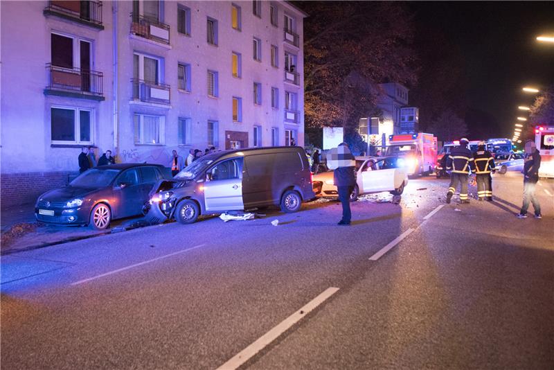 Rettungskräfte stehen an einer Unfallstelle in Hamburg-Harburg