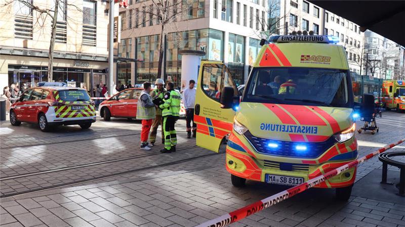 Schock am Rosenmontag: Auto rast in Menge, Herkunft des Täters bekannt Rettungskräfte stehen bei einem Großeinsatz der Polizei in der Innenstadt. Einem dpa-Reporter zufolge waren am Ort des Geschehens Trümmer zu sehen, mindestens eine Person lag demnach abgedeckt unter einer Plane