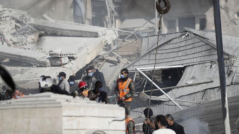 Iran: Revolutionswächter bei Angriff in Syrien getötet Rettungskräfte stehen in Damaskus an dem durch den Luftangriff zerstörten Gebäude.