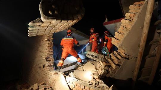 Rettungskräfte suchen in den Trümmern eines Hauses in Gansu nach Überlebenden.