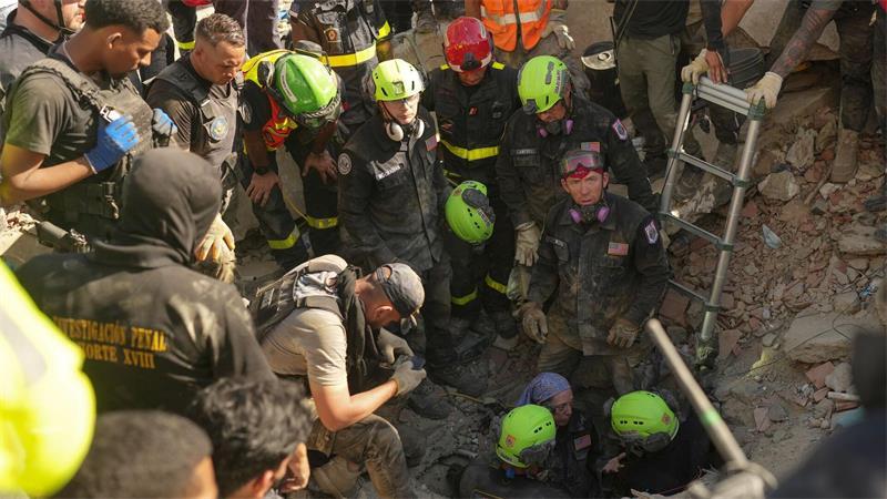 Kampf gegen die Zeit in Venezuela - Papst zeigt Anteilnahme Rettungskräfte suchen nach Überlebenden des Erdbebens.