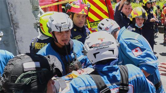 Rettungskräfte suchen nach Überlebenden nach dem schweren Erdbeben in Kolumbien. 