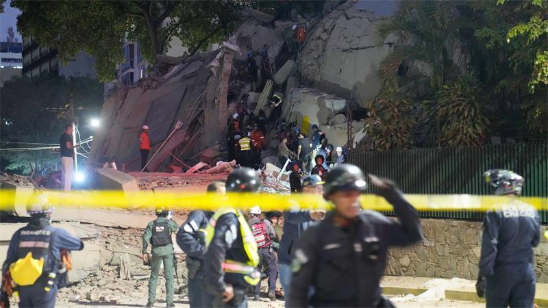 Rettungskräfte suchen nach einem Erdbeben in Caracas in Venezuela nach Überlebenden in einem eingestürzten Gebäude.
