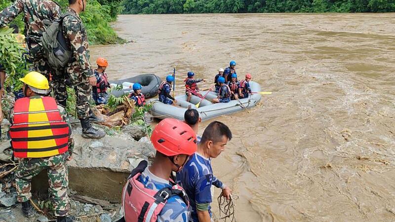 Nepal: Hang rutscht ab - mindestens 60 Menschen vermisst Rettungskräfte suchen nach möglichen Überlebenden des Busunglücks.