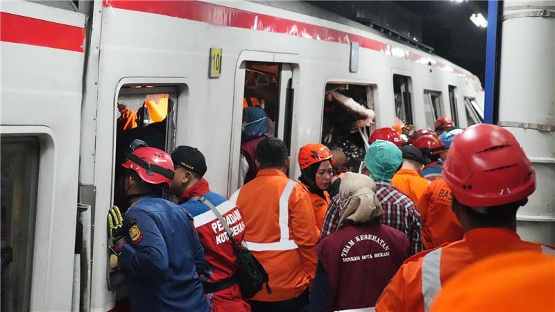Zahl der Toten bei Zugunglück in Indonesien steigt Rettungskräfte suchten Stunden nach der Zugkollision noch nach Opfern.