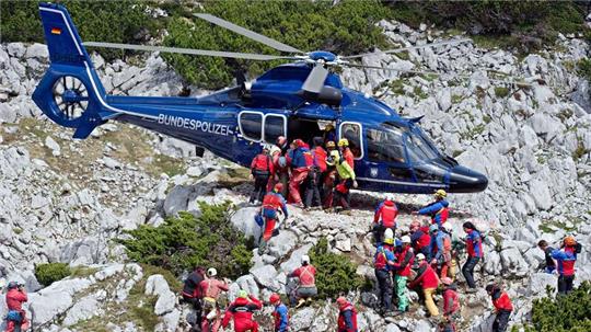 Rettungskräfte tragen am 19.06.2014 am Untersberg bei Marktschellenberg (Bayern) nahe des Einstiegs der Riesending-Schachthöhle den verletzten Höhlenforscher Johann Westhauser auf einer Trage in einen Helikopter der Bundespolizei.