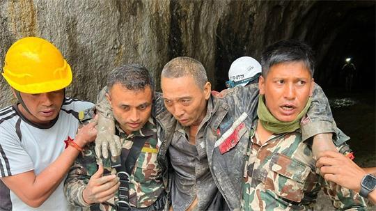 Rettungskräfte tragen einen Überlebenden der Sturzflutkatastrophe in Nepal.