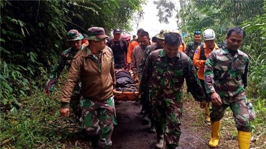 Rettungskräfte tragen einen verletzten Bergsteiger in der Nähe des Vulkans Marapi auf der indonesischen Insel Sumatra.