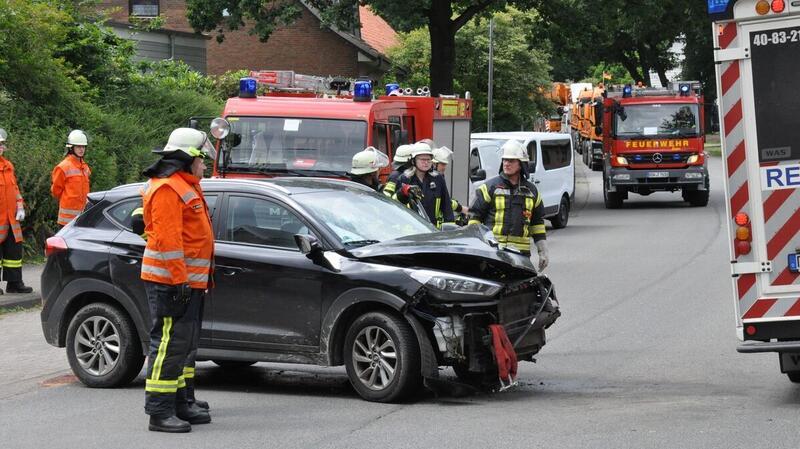 Rettungskräfte und Feuerwehr im Einsatz nach dem schweren Verkehrsunfall in Ebersdorf.