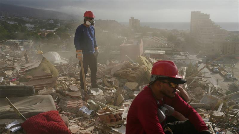 Rettungskräfte und Freiwillige durchsuchen die Trümmer eines Gebäudes, das bei den Erdbeben in Venezuela eingestürzt ist.