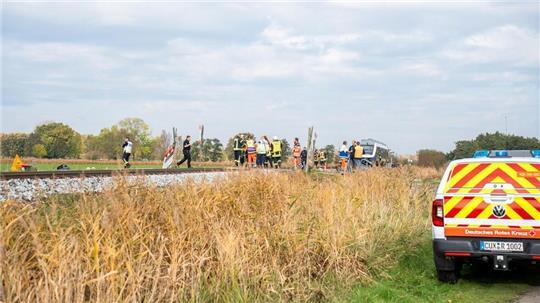 Rettungskräfte und Notfallseelsorger betreuen die anwesenden Personen und sichern die Unfallstelle nach der Kollision in Mulsum.