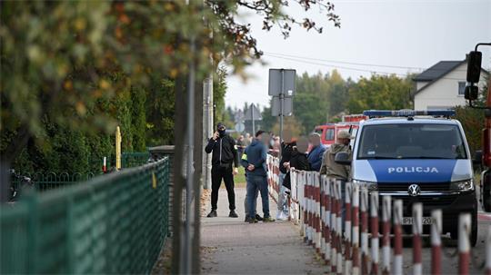 Rettungskräfte und Polizei im Einsatz vor der Grundschule in Polen, wo bei einer Messerattacke eine Frau ums Leben kam. 
