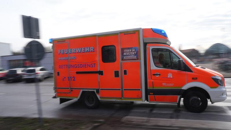 Rettungskräfte und ein Notarzt brachten den 51-jährigen Verletzten in ein Krankenhaus. (Symbiolbild)