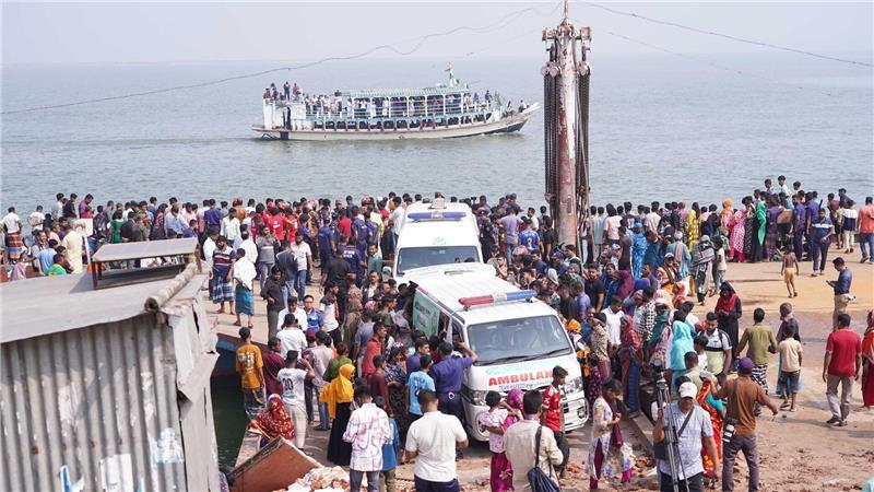 Rettungskräfte und zahlreiche Menschen versammeln sich an einer Unfallstelle, nachdem ein Bus in den Fluss Padma stürzte.
