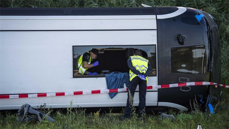 Schock bei Abi-Fahrt: Mehrere Verletzte nach Busunfall Rettungskräfte versorgten die Insassen des Reisebusses nach dem Unfall auf der A28 bei Wezep.