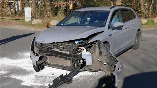 Rettungskräfte versorgten die Unfallbeteiligten vor Ort, bevor sie sie in nahe gelegene Krankenhäuser brachten.