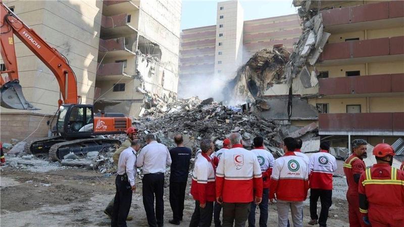 Trump will „echtes Ende“ - Geisterstadt Teheran Rettungskräfte versuchen, Überlebende nach einem israelischen Angriff auf Teheran zu finden.