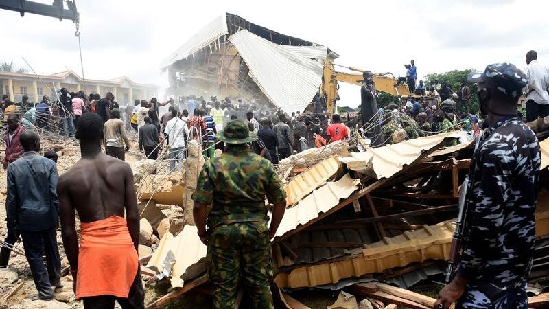 Mindestens 22 Tote nach Einsturz von Schule in Nigeria Rettungskräfte versuchen weiter, Verschüttete zu bergen.