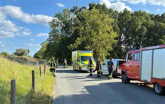 Rettungskräfte von Feuerwehr und Rettungsdienst waren in Oberndorf-Braak im Einsatz, nachdem ein 77-jähriger Angler in die Oste gestürzt war.