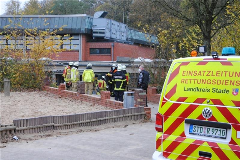 Rettungskräfte vor der Turnhalle der IGS Stade am Hohenwedel. Foto: Stief