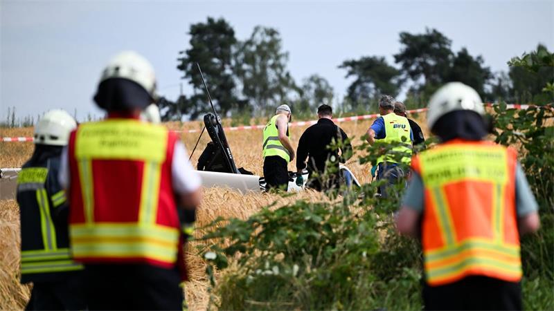 Rettungskräfte waren an der Absturzstelle.