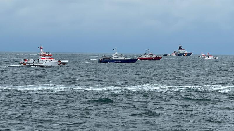Rettungskräfte waren mit mehreren Schiffen, Tauchern und Hubschraubern im Einsatz, um nach den Schiffbrüchigen zu suchen.