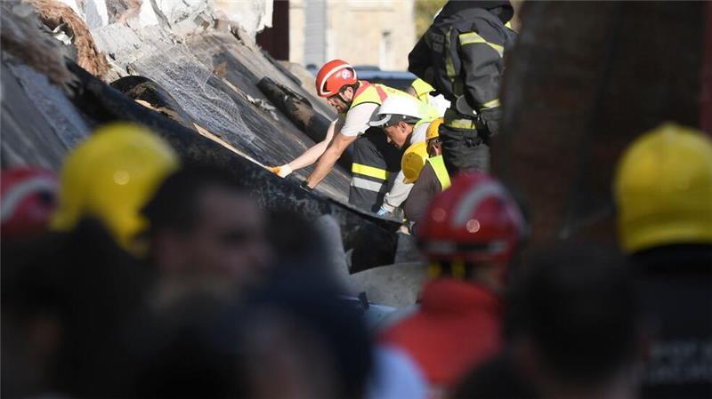Bahnhofsvordach in Serbien stürzt ein: Mindestens zwölf Tote Rettungsmannschaften suchen unter dem eingestürzten Bahnhofsvordach in Novi Sad nach Überlebenden (Foto aktuell).