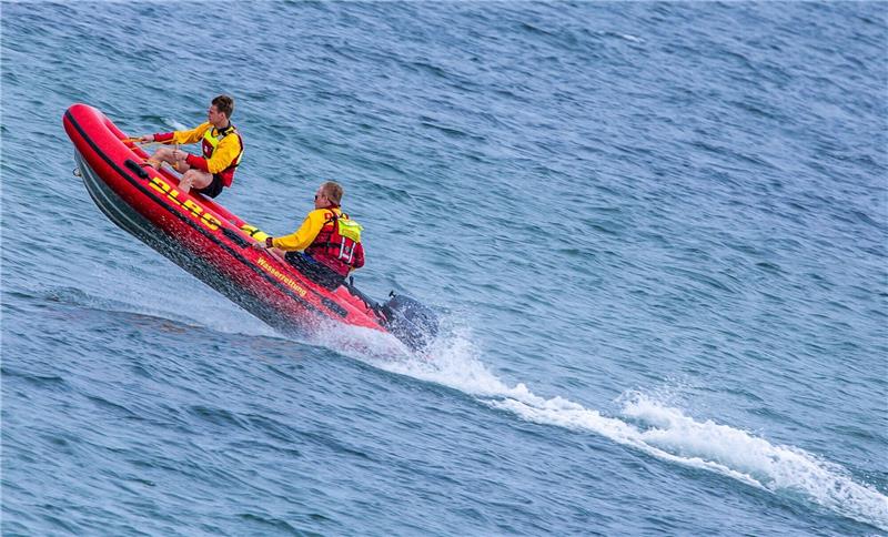 Nächstes Bade-Unglück: Senior vor Sylt in Nordsee abgetrieben - tot Rettungsschwimmer der DLRG sind mit ihrem Schlauchboot auf dem Weg zum Rettungseinsatz. Symbolfoto: dpa