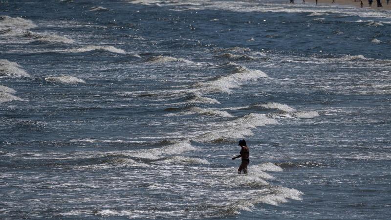 Rettungsschwimmer und Zeugen hatten den Urlauber aus Niedersachsen aus dem Wasser gezogen. (Symbolbild)