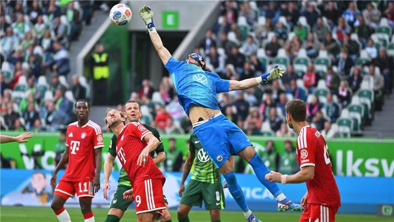 Rettungstat im Abstiegskampf: Wolfsburgs Torwart Kamil Grabara beim Spiel gegen Bayern München.