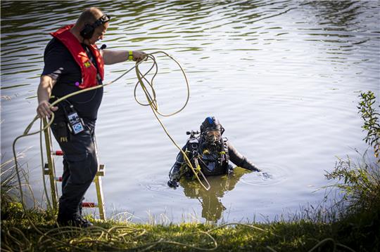 Rettungstaucher konnten den 34-jährigen Mann nur noch leblos aus dem Badesee Hamburg-Allermöhe bergen (Symbolbild). Foto: Foto: Moritz Frankenberg/dpa